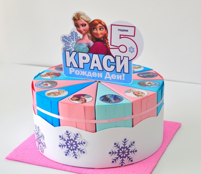 Хартиена торта с тематична декорация и персонализация  Елза и Ана от Замръзналото Кралство