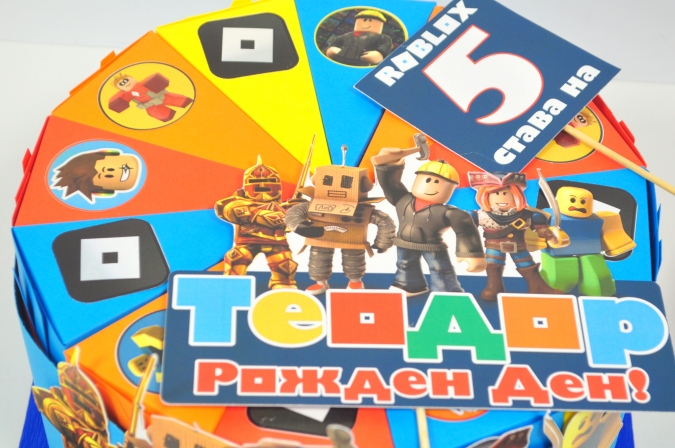 3Д Хартиена торта с тематична декорация и персонализация Роблокс