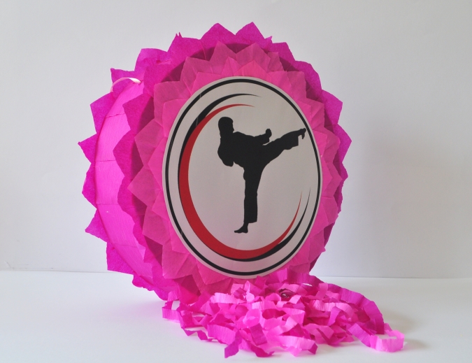 Пинята Карате, момиче две лица 40х40 см