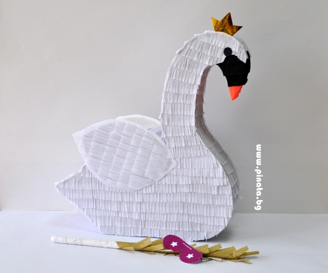 Пинята фигура Лебед / Pinata Swan