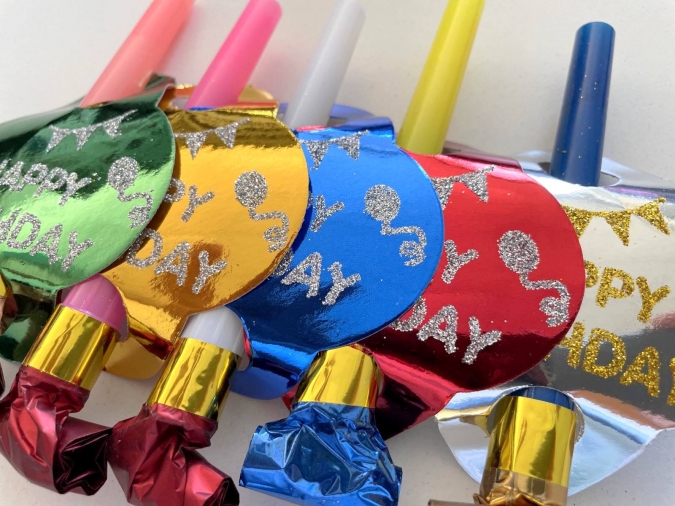 Парти свирки с текст Happy Birthday гланц, различни цветове, 5 бр. в пакет