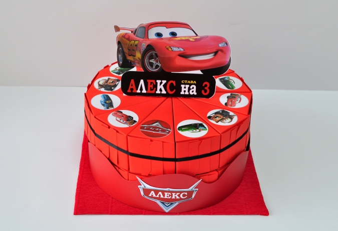 Хартиена торта с тематична декорация и персонализация Маккуин Колите