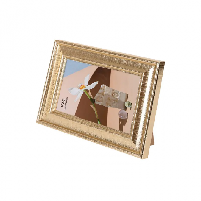 Фоторамка настолна, релефна златна с размер 20x15 см. /Km/