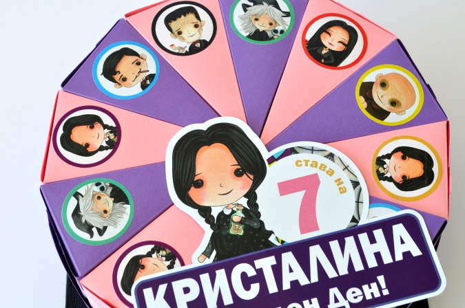 Хартиена торта с  тематична декорация и персонализация Уенсдей Адамс