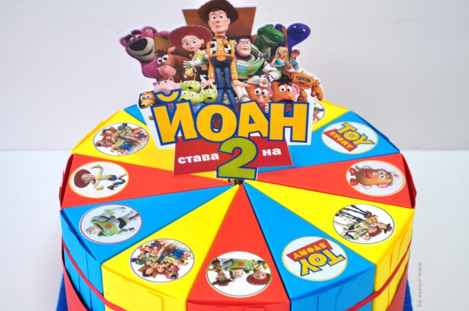 Хартиена торта с тематична декорация и персонализация Играта на играчките