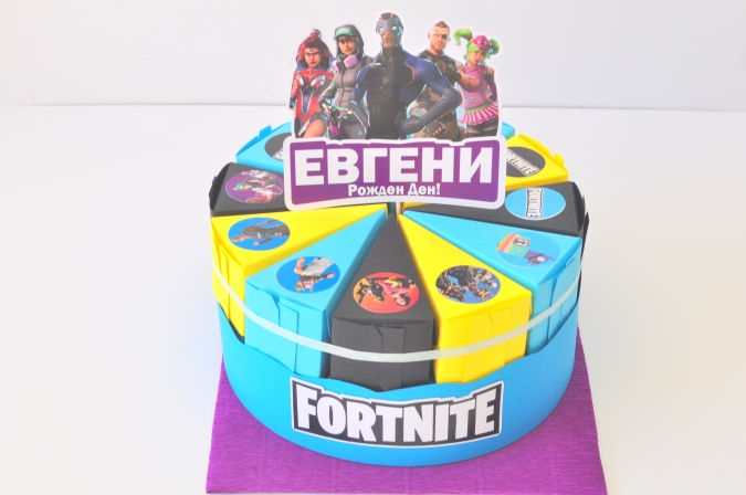 Хартиена торта с  тематична декорация и персонализация Фортнайт