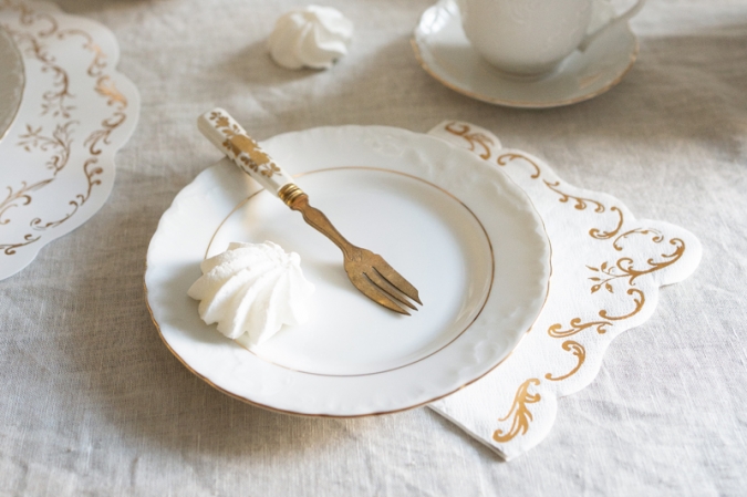 Салфетки бели със златист лъскав орнамент, 12бр. в пакет /Pd/