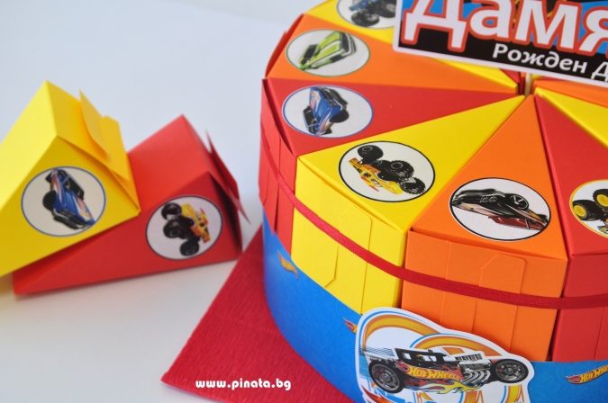 Хартиена торта с тематична декорация и персонализация Хот Уилс