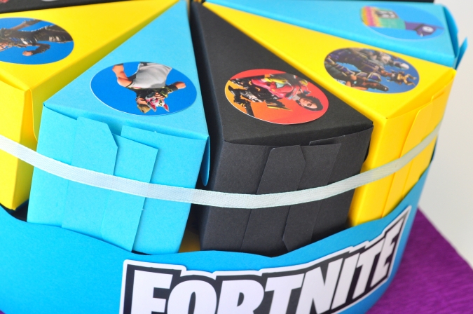 Хартиена торта с  тематична декорация и персонализация Фортнайт