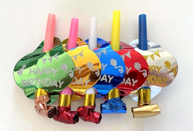 Парти свирки с текст Happy Birthday гланц, различни цветове, 5 бр. в пакет