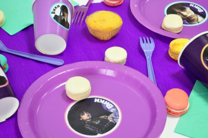 Промо пакет за 10 празнуващи Уенсдей / Адамс