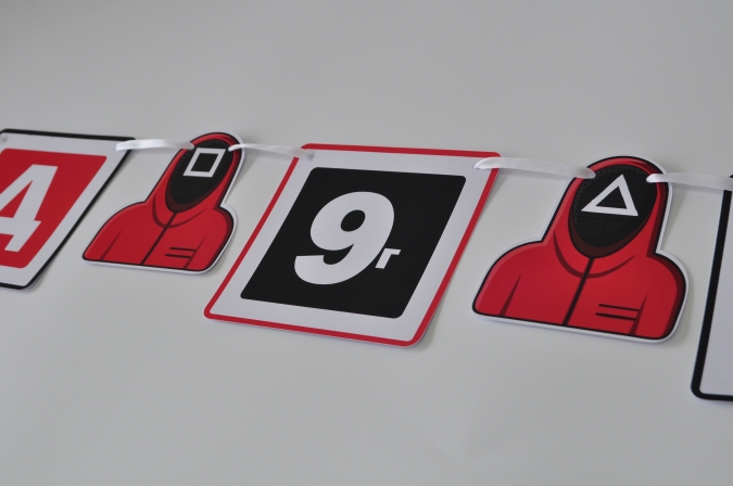 Персонализиран банер Честит Рожден Скуид Гейм /Игра на Калмари/, с включени 2 бр. фигури бонус