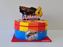 Хартиена торта с тематична декорация и персонализация Хот Уилс