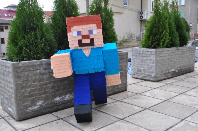 Пинята фигура Стив Майнкрафт, височина 65 см