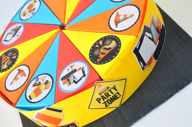 Хартиена торта с  тематична декорация Строителни машини, багер, камион, фадрома