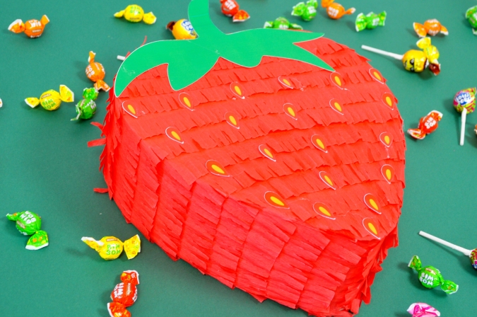 Пинята "Тути Фрути" по избор - диня, лимон или ягода с включен пълнеж!