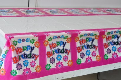 Парти покривка Честит Рожден Ден  с цветя / Happy Birthday 120х180 см