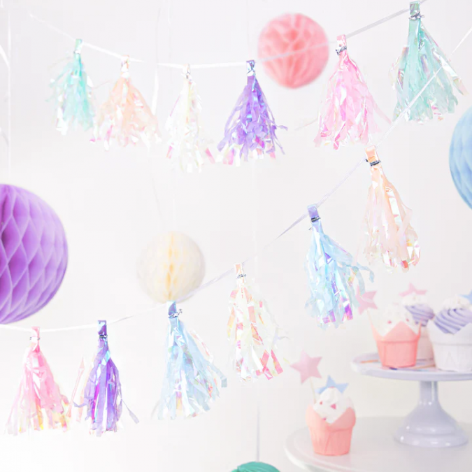 Гирлянд/декорация от 12 бр. тасели, преливащи пастелни цветове, 12х200см /Pp/