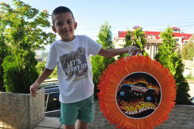 Пинята Хот Уилс, две лица 40х40 см